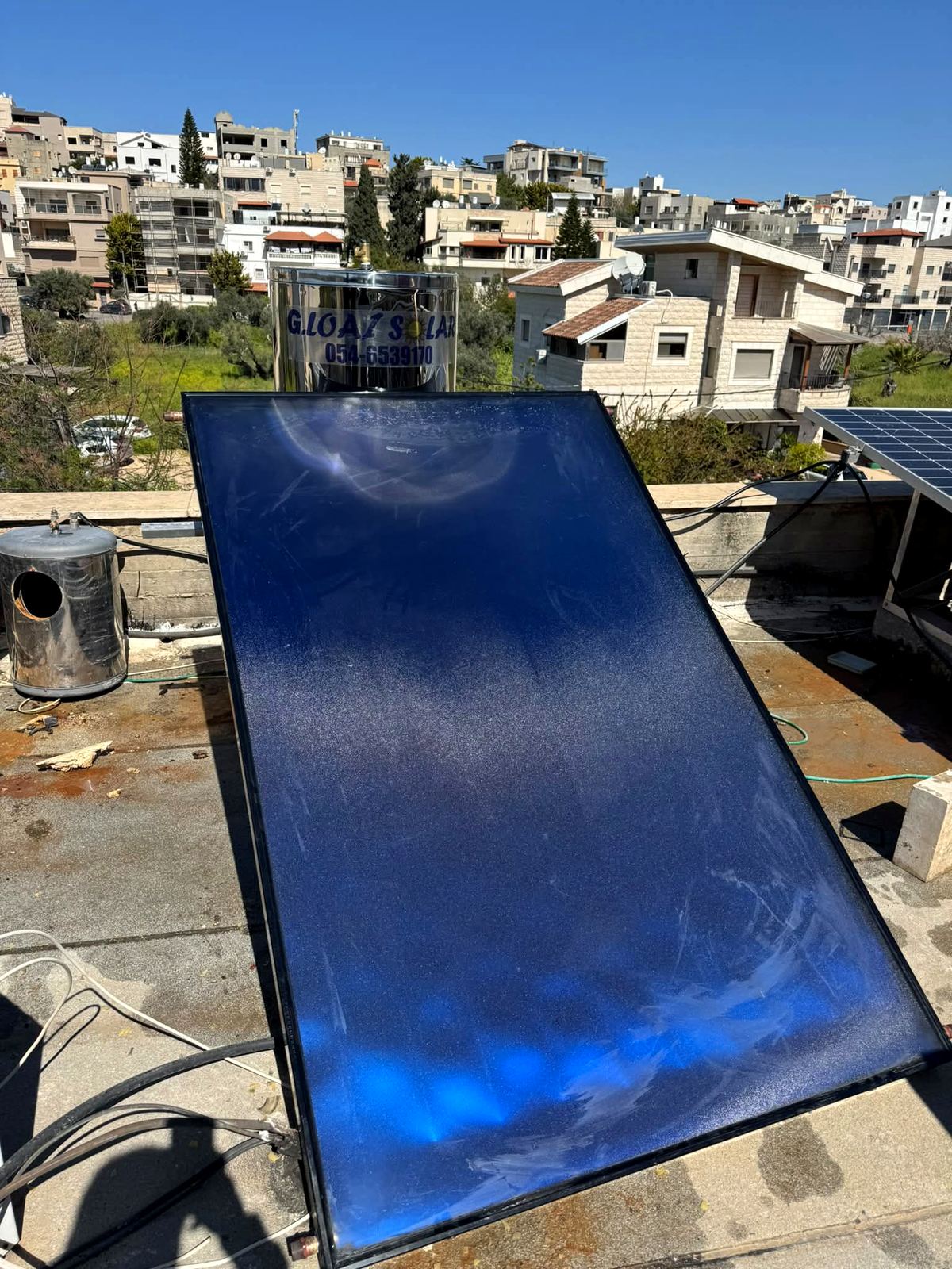 קולט שטוח עם מיכל נירוסטה על גג