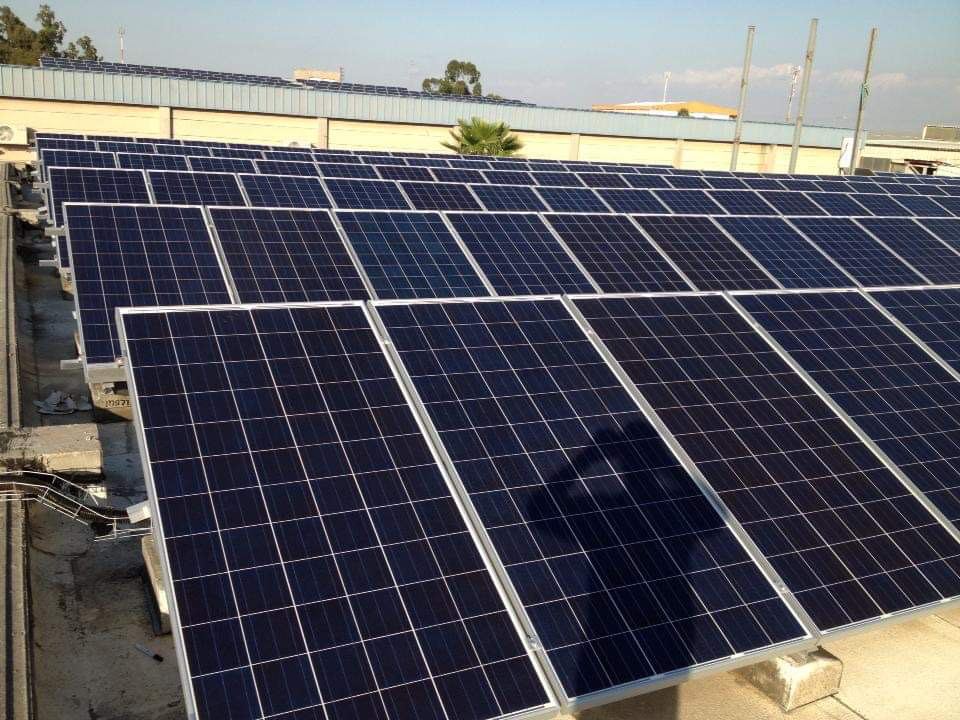 ×ž×¢×¨×›×ª ×¤×× ×œ×™× ×¡×•×œ××¨×™×™× ×©×”×•×ª×§× ×” ×¢×œ ×’×’